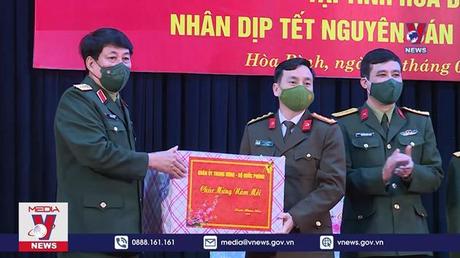 Kiểm tra công tác sẵn sàng chiến đấu, tặng quà tết tại Hòa Bình