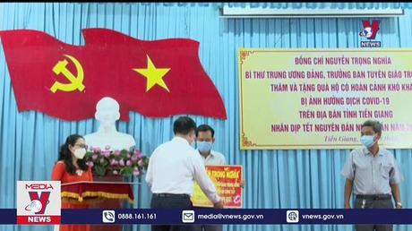 Tặng quà Tết cho hộ nghèo ở Tiền Giang