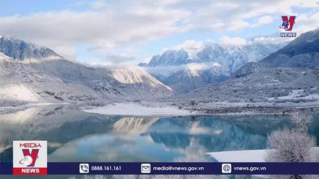 Hẻm núi sâu nhất thế giới phủ tuyết trắng