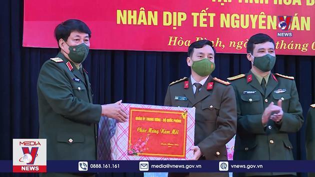 Kiểm tra công tác sẵn sàng chiến đấu, tặng quà tết tại Hòa Bình