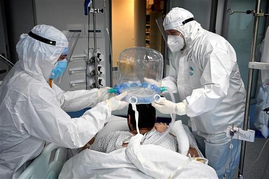 COVID-19 tới 6h sáng 19/1: Thêm 2,6 triệu ca nhiễm mới; Sản xuất đại trà vaccine Pfizer phòng Omicron