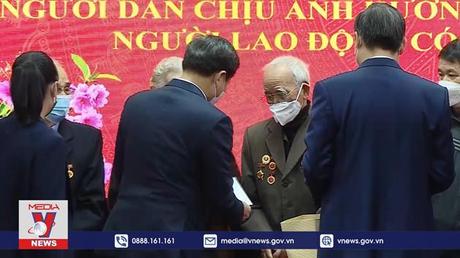 Phó Thủ tướng Lê Minh Khái tặng quà người dân Sơn La