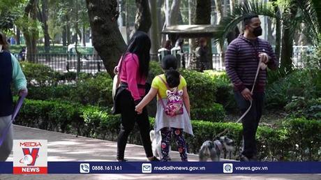 Các nước siết chặt quy định tiêm chủng và đi lại