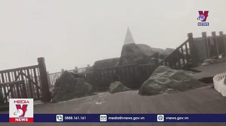 Băng tuyết bao phủ núi Fansipan