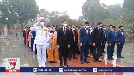 Kiều bào tiêu biểu vào lăng viếng Chủ tịch Hồ Chí Minh