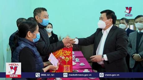 Đồng chí Nguyễn Xuân Thắng tặng quà tết tại Tuyên Quang
