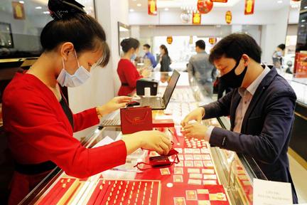 Giá vàng sáng 24/1 sát mốc 62 triệu đồng/lượng