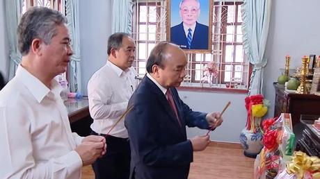 Chủ tịch nước dâng hương tưởng nhớ các đồng chí lãnh đạo Đảng, Nhà nước

