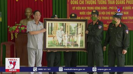 Phó Chủ tịch Quốc hội Trần Quang Phương tặng quà Tết tại Bình Định

