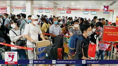 Sân bay Tân Sơn Nhất đông nghẹt người về quê ăn Tết