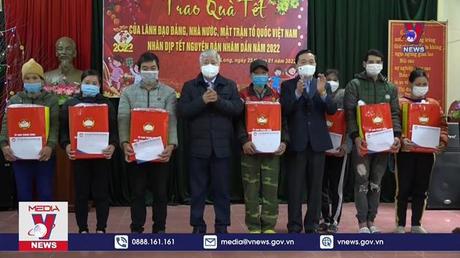 Tặng quà, chúc tết cán bộ chiến sỹ và nhân dân Cao Bằng