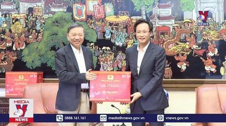 Đại tướng Tô Lâm tặng quà Tết tại Hưng Yên