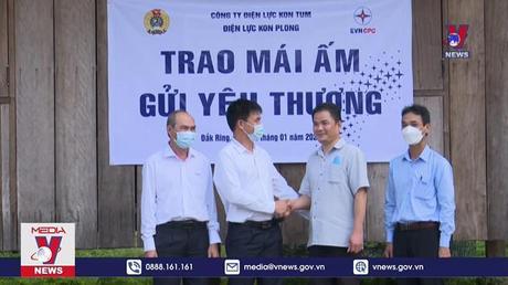 Tặng quà cho người dân nghèo tại xã vùng III đón Tết

