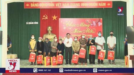 Đồng chí Trần Cẩm Tú tặng quà Tết tại Quảng Bình