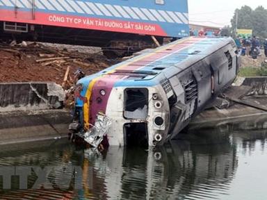 Nỗ lực cứu viện tàu khách Bắc - Nam bị lật đầu máy, văng toa ở Hà Nam
