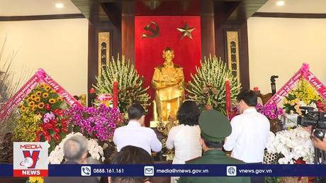 Dâng hương Chủ tịch Hồ Chí Minh, dâng bánh tét lên Quốc tổ