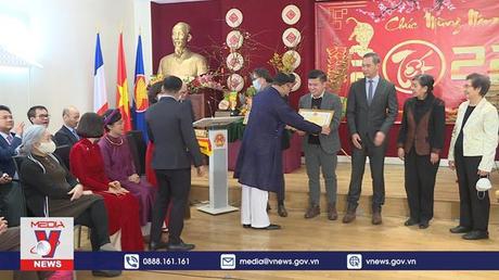 Bà con kiều bào rộn ràng đón Tết cộng đồng