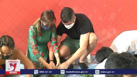 Bánh chưng xanh mang tết đến với kiều bào Singapore