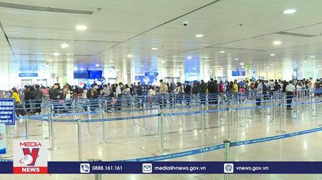 Khách “đổ bộ” Tân Sơn Nhất ngày cận Tết