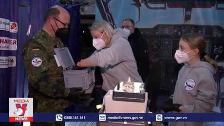 Tiêm vaccine ngừa COVID-19 trong máy bay quân sự