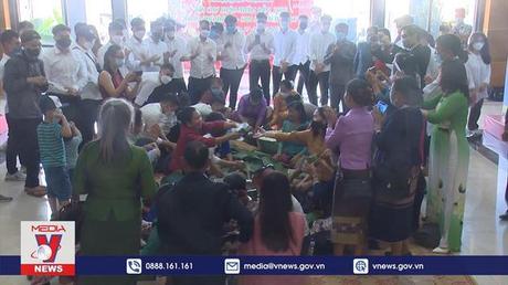 Những chiếc bánh chưng ấm tình hữu nghị Việt - Lào