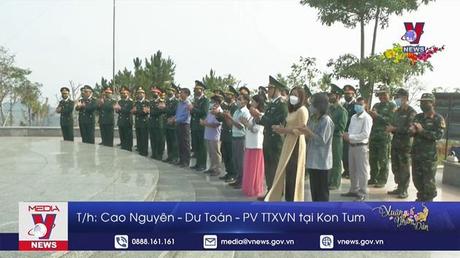 Chào cờ chủ quyền sáng mùng 1 Tết