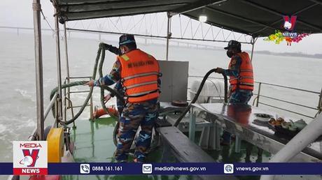 Tiếng còi tàu trên biển xanh