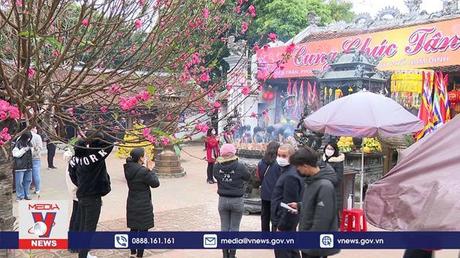 Đông đảo người dân tới đền Trần du xuân