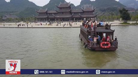 Gần 5000 người đổ về chùa Tam Chúc ngày 4 Tết