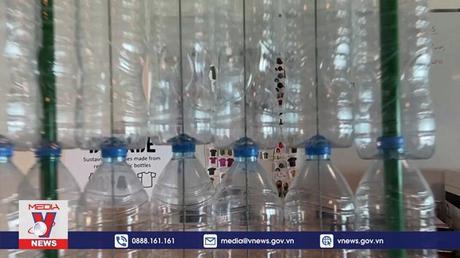 Độc đáo thời trang từ vỏ chai nhựa