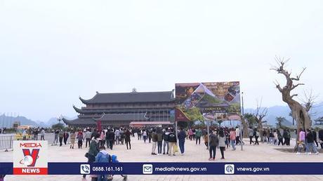 Hàng nghìn du khách du xuân chùa Tam Chúc mỗi ngày