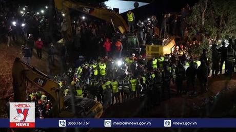 Cuộc chạy đua giải cứu em bé kẹt dưới giếng tại Morocco