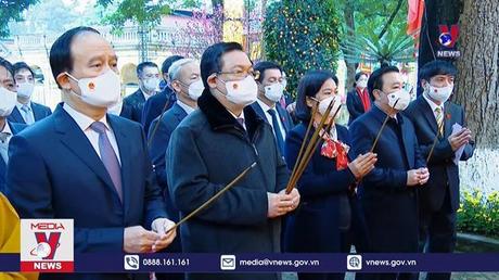 Chủ tịch Quốc hội thăm dâng hương tại Hoàng thành Thăng Long