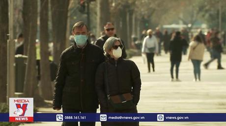 Nhiều người Tây Ban Nha vẫn đeo khẩu trang