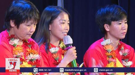 Tuyển nữ Việt Nam giao lưu với người hâm mộ TP.HCM