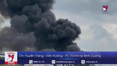 Dập tắt đám cháy lớn tại kho chứa vải ở Bình Dương