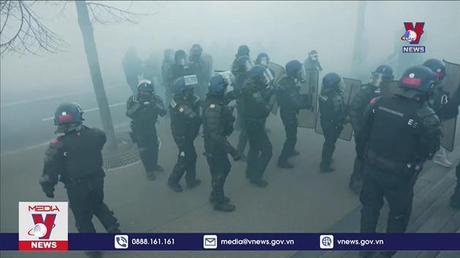 Cảnh sát Pháp chặn đoàn xe biểu tình tiến vào thủ đô Paris