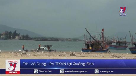 Quảng Bình cứu hộ thành công 11 ngư dân bị chìm tàu