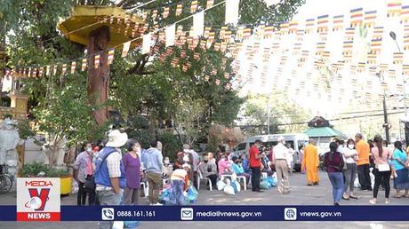 Người Việt tại Lào đón Tết Nguyên tiêu 