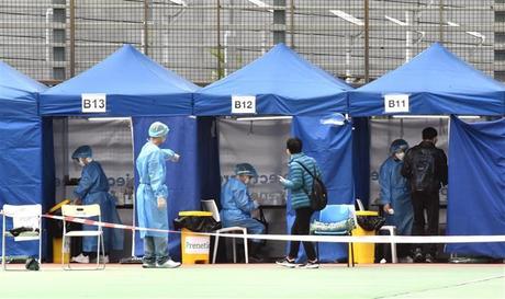 COVID-19 tới 6 giờ sáng 15/2: Số ca mắc mới trên toàn cầu giảm mạnh; Thêm nhiều nước mở cửa hoàn toàn