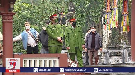 Chùa Hương vắng du khách trong ngày mở cửa