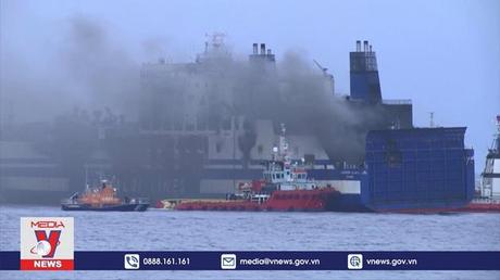 Nỗ lực tìm kiếm người mất tích trong vụ cháy phà trên Địa Trung Hải