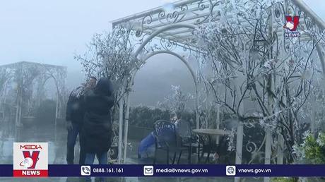 Du khách thích thú ngắm băng trên đỉnh đèo Ô Quý Hồ