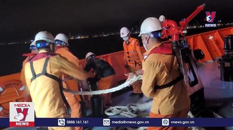 Cứu 5 ngư dân cùng hai tàu cá gặp nạn trên biển