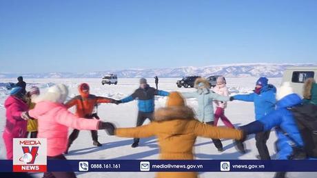 “Nghỉ mát” trên hồ Baikal đóng băng của Nga