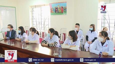 Phó Thủ tướng Vũ Đức Đam thăm, chúc mừng cán bộ y tế