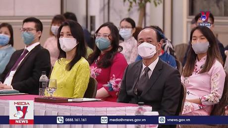 Chủ tịch nước gặp mặt cán bộ ĐSQ và cộng đồng người Việt tại Singapore