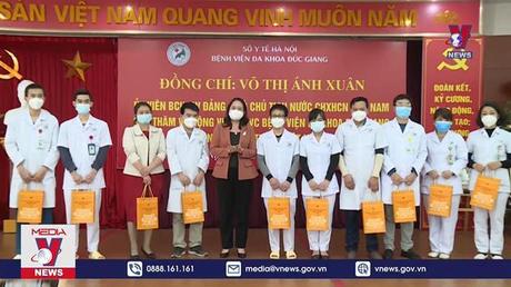 Thăm, chúc mừng cán bộ y tế nhân Ngày Thầy thuốc Việt Nam 27/2