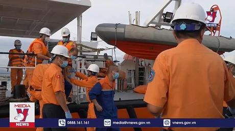 Đưa thêm 5 thuyền viên của tàu Vân Đồn Ace về bờ
