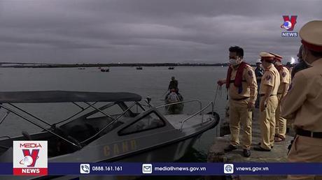 Cano bị lật ở Cửa Đại do đâm phải cồn cát